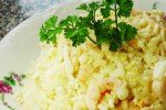 Салат из креветок с рисом и яйцами